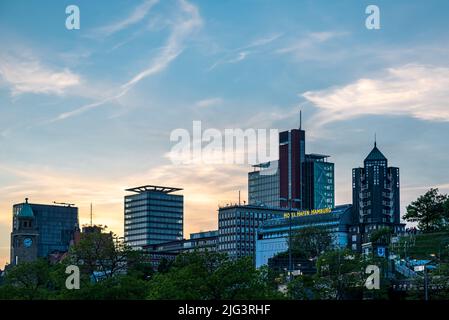 Hamburg, deutschland - 05 15 2022: Blick auf die Skyline von Hamburg St. Pauli mit dem Hotel Hafen Hamburg nach Sonnenuntergang Stockfoto