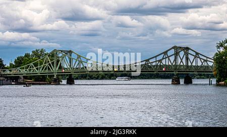 Berlin Glienicke Brücke über die Havel, Fachwerkbrücke mit hängenden Stahlkonstruktionen Stockfoto