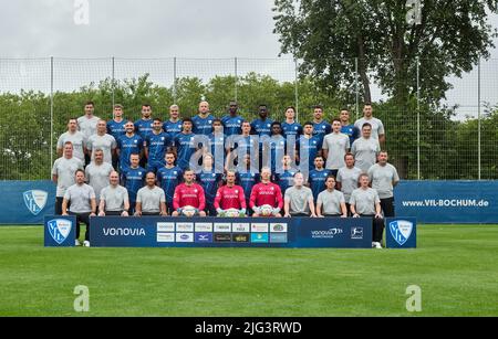 07. Juli 2022, Nordrhein-Westfalen, Bochum: Das Mannschaftsfoto des Fußball-Bundesligisten VfL Bochum, aufgenommen auf einem Trainingsgelände. 4. Reihe, von links nach rechts Niklas Honnete (Videoanalyst), Patrick Osterhage, Erhan Ma·ovi·, Philipp Förster, Philipp Hofmann, Tarsis Bonga, Silvère Ganvoula, Tim Oermann, Anthony Losilla, Vasileios Lampropoulos, Lucas Kern (Leichtathletik-Leiter) 3. Reihen, von rechts nach links Reihen, von links nach rechts Markus Eggers (Kit Attendant), Andreas Pahl (Kit Attendant), Konstantinos Stafylidis, Gerrit Holtmann, Mohammed Tolba, Saidy Janko, Simon Zoller, Jordi Osei-Tutu, Luis Hart Stockfoto