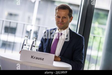 München, Bayern, Deutschland. 7.. Juli 2022. Im Inneren der CALA-Laserlabore der Ludwig Maximilians Universität in München, Deutschland. Die Ludwig-Maximilians-Universität München gab ihre Kooperation mit dem Münchner Start-up Marvel Fusion GmbH bekannt, bei der die beiden Parteien im Bereich Laserforschung und Atomfusionstechnologie am Center for Advanced Laser Applications (CALA) der LMU in Garching zusammenarbeiten werden. Die vom Land Bayern finanzierte Forschung wird sich mit laserbasierter Kernfusion beschäftigen, um sauberere, effizientere Energieformen zu schaffen. Anwesend war Staatsminister M. Stockfoto