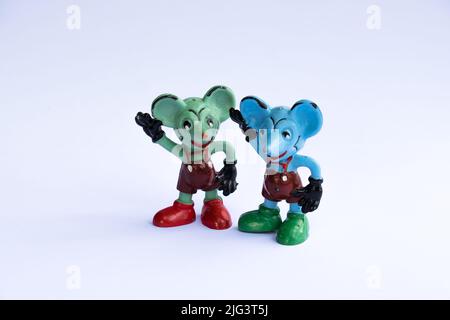 DDR-Version von Mickey Mouse. Altes Maus-Gummispielzeug ohne Marke. Bunte Retro-Mäusefiguren. Beliebtes sowjetisches Vintage-Spielzeug aus den Jahren 70s & 80s. Stockfoto