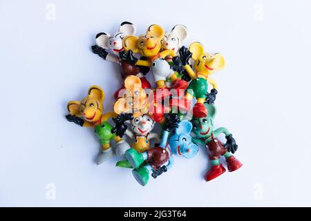 DDR-Version von Mickey Mouse. Altes Maus-Gummispielzeug ohne Marke. Bunte Retro-Mäusefiguren. Beliebtes sowjetisches Vintage-Spielzeug aus den Jahren 70s & 80s. Stockfoto