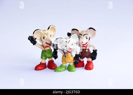 DDR-Version von Mickey Mouse. Altes Maus-Gummispielzeug ohne Marke. Bunte Retro-Mäusefiguren. Beliebtes sowjetisches Vintage-Spielzeug aus den Jahren 70s & 80s. Stockfoto