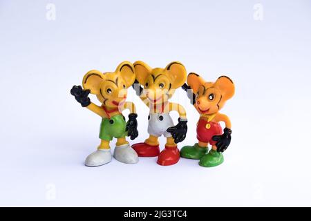 DDR-Version von Mickey Mouse. Altes Maus-Gummispielzeug ohne Marke. Bunte Retro-Mäusefiguren. Beliebtes sowjetisches Vintage-Spielzeug aus den Jahren 70s & 80s. Stockfoto