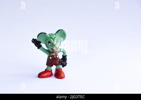 DDR-Version von Mickey Mouse. Altes Maus-Gummispielzeug ohne Marke. Bunte Retro-Mäusefiguren. Beliebtes sowjetisches Vintage-Spielzeug aus den Jahren 70s & 80s. Stockfoto