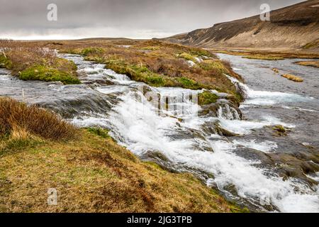 Fossabrekkur Wasserfall. Island, an der Wurzel des Vulkans Hekla nicht weit von den Wasserfällen Tröllkonuhlaup. Stockfoto