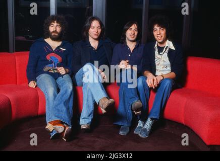 10 cc in den Toppop TV Studios; Hilversum; Niederlande; 1975. (L/R); Kevin Godley; Eric Stewart; Lol Creme; Graham Gouldman. Stockfoto