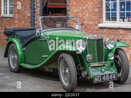 Die makellose British Racing Green MG 'T' Series parkte im Bicester Heritage. Stockfoto