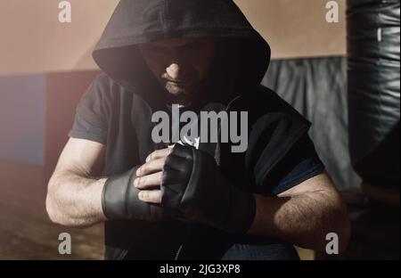 Aggressiver Straßenkämpfer bereit zu kämpfen Stockfoto