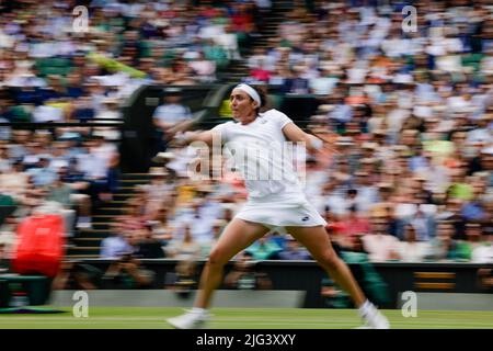 London, Großbritannien, 7.. Juli 2022: Ons Jabeur aus Tunesien ist während des Halbfinalmatches der Frauen´s im All England Lawn Tennis and Croquet Club in London im Einsatz. Kredit: Frank Molter/Alamy Live Nachrichten Stockfoto