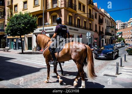 Sevilla, Spanien - 04. Juli 2022 Polizei mit Pferd patrouilliert in den Straßen von Sevilla, einer emblematischen Stadt und der Hauptstadt der Region Andalusien, Stockfoto