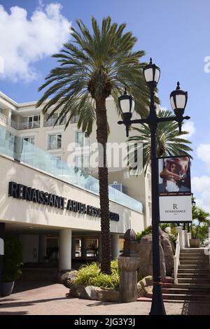 ORANJESTAD, ARUBA - 4. DEZEMBER 2021: Renaissance Marina Hotel, das zur Renaissance Aruba Resort & Casino Gruppe in Oranjestad, Aruba gehört Stockfoto