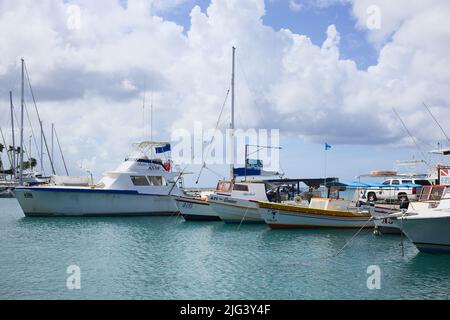 ORANJESTAD, ARUBA - 4. DEZEMBER 2021: Fischerboote in der Wind Creek Marina im Zentrum von Oranjestad auf der Karibikinsel Aruba Stockfoto