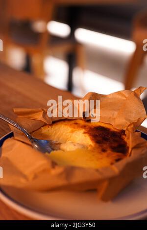 Baskischer Käsekuchen im Restaurant in Spanien Stockfoto