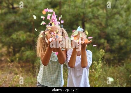 Alles gute zum Geburtstag von Kindern mit Konfetti auf der Freiluftparty Stockfoto