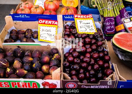 Sevilla, Spanien - 04. Juli 2022 Gemüse und Obst auf dem Triana-Markt in Sevilla während des Coronavirus-Ausbruchs in Spanien verkauft, Stockfoto