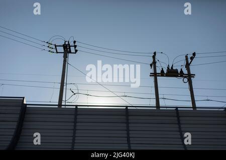 Zaun durch die Eisenbahn. Straßenzaun. Schallisolierte Wand an der Eisenbahn. Stockfoto