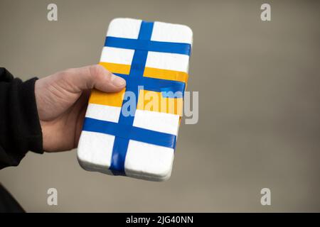 Unbekannter Inhalt des Felds. Postpaket. Unzulässige Prämisse. Physische Beweise. Verbotene Substanzen. Verpackung mit Isolierband. Stockfoto