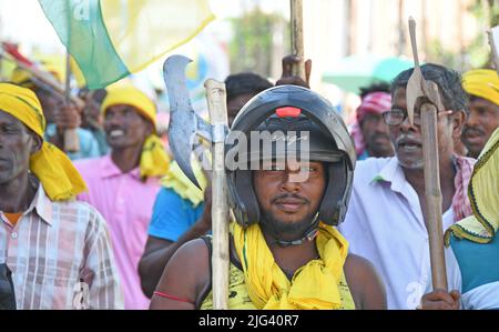 Burdwan, Purba Bardhaman, Westbengalen / Indien - 07. Juli 2022: Indigene Völker blockierten Straßen in Burdwan mit traditionellen Waffen und mehrfachen Forderungen Stockfoto