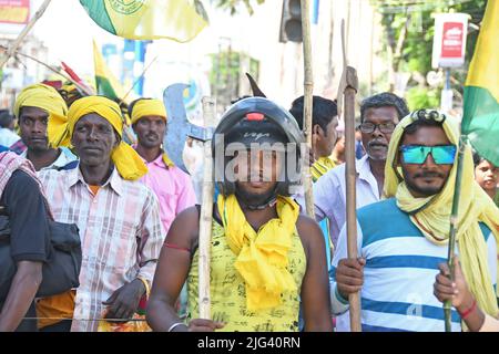 Burdwan, Purba Bardhaman, Westbengalen / Indien - 07. Juli 2022: Indigene Völker blockierten Straßen in Burdwan mit traditionellen Waffen und mehrfachen Forderungen Stockfoto