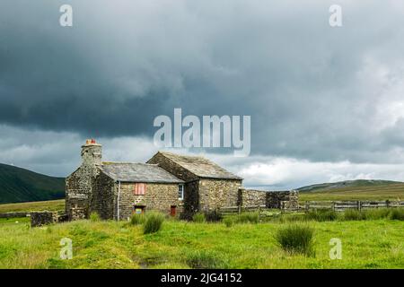 Alles, was von einem verlassenen Haus und einer Scheune in Uldale bei Sedbergh in Cumbria an einem grauen und launischen Tag übrig bleibt Stockfoto