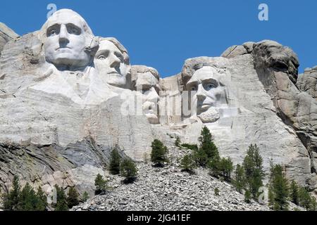 Klassischer Blick auf Mt. Rushmore National Memorial – alle vier Präsidenten-Köpfe von unten gesehen Stockfoto