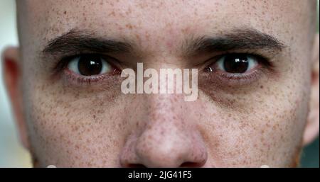 Verärgert Mann knurrende Nahaufnahme Augen und Mund. Rothaariger roter Bart grimazende wütende Person Stockfoto