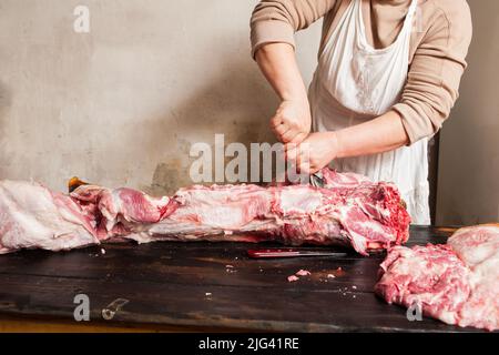 Schlachterkörper aus Schweinefleisch. Metzger zerschnitt Schlachtkörper Stockfoto