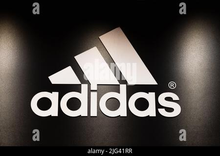 Logo-Zeichen von adidas an der Wand des Stores. Kaunas, Litauen, 22. Juni 2022 Stockfoto