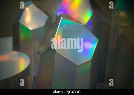 Diamant in Neonlicht. Silberner Stalaktit. Schöner Hintergrund in verschiedenen Farben. Reflexion des Lichts in der Oberfläche. Stockfoto
