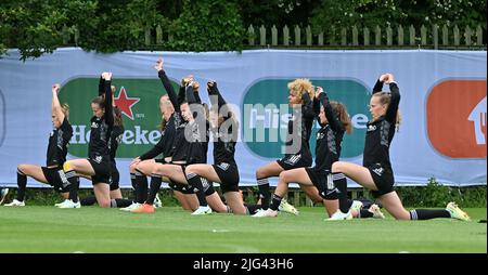 Wigan, England, 07. Juli 2022, belgische Spieler, die am Donnerstag, dem 07. Juli 2022, in Wigan, England, während einer Trainingseinheit der belgischen Nationalmannschaft der Roten Flammen in Aktion abgebildet wurden, um das Women's Euro 2022 Turnier vorzubereiten. Die UEFA-Fußball-Europameisterschaft der Frauen 2022 findet vom 6. Bis 31. Juli statt. BELGA FOTO DAVID CATRY Stockfoto