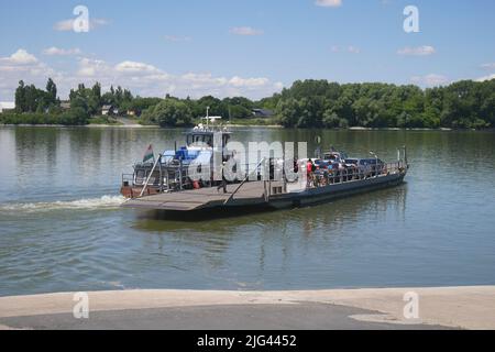 Die Fähre von Lorev nach Adony überquert die Donau, Lorev, Csepel Island, Ungarn Stockfoto