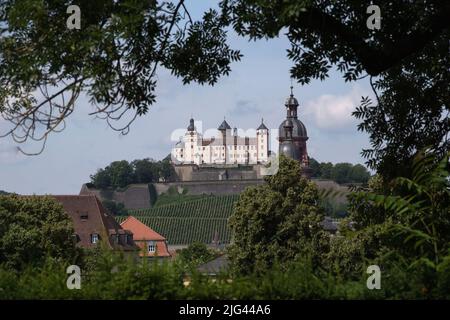 Blick auf die Festung Marienberg in der deutschen Stadt Würzburg Stockfoto