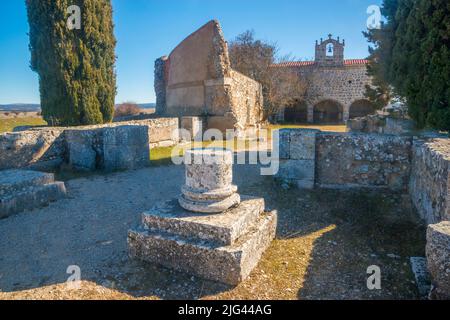 Mittelalterliche Kirche und römisches Haus. Clunia Sulpicia, Peñalba de Castro, Provinz Burgos, Castilla Leon, Spanien. Stockfoto