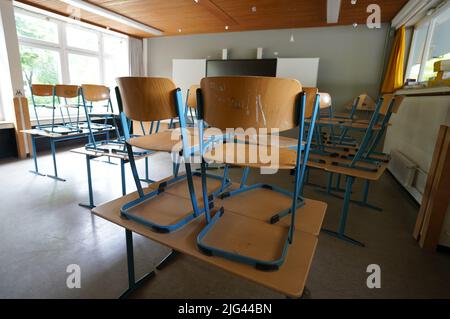 Hamburg, Deutschland. 07.. Juli 2022. In einem Klassenzimmer einer Schule stehen Stühle auf dem Schreibtisch. Kredit: Marcus Brandt/dpa/Alamy Live Nachrichten Stockfoto