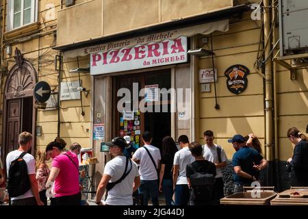 Neapel, Italien. 27.Mai 2022. Menschen warten vor der berühmten L'antica Pizzeria da Michele in Neapel, Italien. Stockfoto