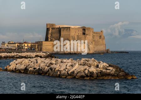 Castel dell'Ovo, das Schloss Ovo in Neapel, Italien an einem schönen Sommerabend. Stockfoto