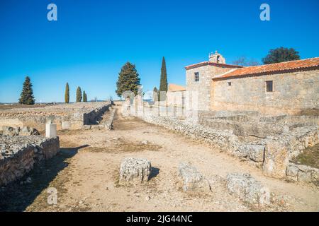 Mittelalterliche Kirche und römisches Haus. Clunia Sulpicia, Peñalba de Castro, Provinz Burgos, Castilla Leon, Spanien. Stockfoto