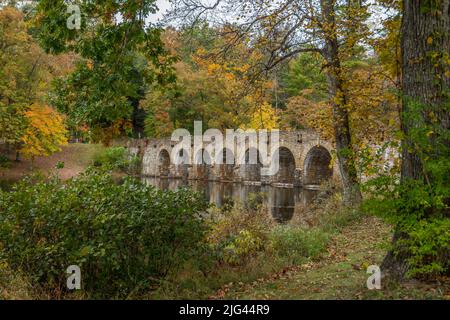 Winkelansicht Nahaufnahme der alten Stein-Sieben-Bogen-Brücke im cumberland Mountain State Park im Herbst an einem bewölkten Tag in Tennessee Stockfoto