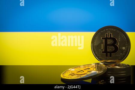 Bitcoin in der Ukraine, Krise Bitcoin und Krypto, Münzen Bitcoin und Flagge Ukraine, 3D Arbeit und 3D Bild Stockfoto