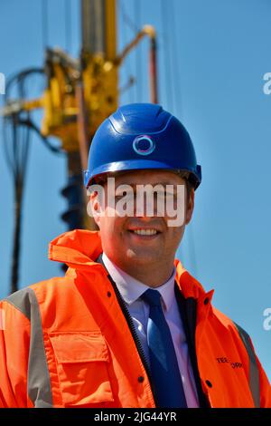 Redcar, Großbritannien. 07. Juli 2022. Tees Valley Mayor Ben Houchen stellte sich vor, wie der Bau der Offshore-Windkraftanlage der SEAH Wind Ltd. Begonnen hat und damit die erste große private Investition darstellt, die mit dem Bau eines britischen Freeports beginnt. Herr Houchen nahm zusammen mit Vertretern der Regierung und der SEAH Wind an einer offiziellen Unterzeichnungszeremonie, Präsentationen und der bahnbrechenden Einrichtung für 400million Millionen Pfund Teil, an der auch mehr als 200 lokale Unternehmensführer teilnahmen. Kredit: Teesside Snapper/Alamy Live News Stockfoto