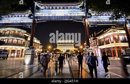 Peking, China. 6.. Juli 2022. Bürger besuchen die Qianmen Straße, eine der Wahrzeichen der Handelsstraße in Peking, der Hauptstadt Chinas, 6. Juli 2022. Peking hat eine Maßnahmenpaket eingeführt, um die Konsumerholung in der chinesischen Hauptstadt anzukurbeln, so der lokale Wirtschaftsplaner. Kredit: Li Xin/Xinhua/Alamy Live Nachrichten Stockfoto