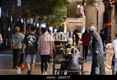 Peking, China. 6.. Juli 2022. Bürger besuchen die Qianmen Straße, eine der Wahrzeichen der Handelsstraße in Peking, der Hauptstadt Chinas, 6. Juli 2022. Peking hat eine Maßnahmenpaket eingeführt, um die Konsumerholung in der chinesischen Hauptstadt anzukurbeln, so der lokale Wirtschaftsplaner. Kredit: Li Xin/Xinhua/Alamy Live Nachrichten Stockfoto