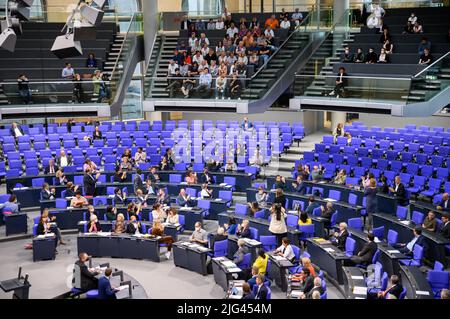 Berlin, Deutschland. 07.. Juli 2022. Die Publizistin Ferda Ataman (oben rechts) nimmt nach ihrer Wahl zur unabhängigen Antidiskriminierungsbeauftragten des Bundes auf der Besuchertribüne im Deutschen Bundestag Applaus der Regierungspalerien entgegen. Auf der Tagesordnung der Sitzung 47. der Legislaturperiode 20. stand die Wahl des unabhängigen Antidiskriminierungskommissars des Bundes. Quelle: Bernd von Jutrczenka/dpa/Alamy Live News Stockfoto