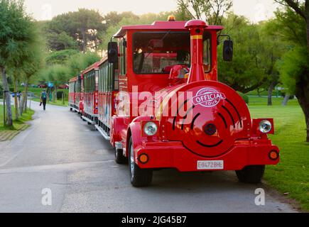 Geparkte rote Touristenzüge am frühen Morgen Magdalena Peninsular Santander Cantabria Spanien Stockfoto