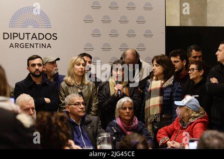 Buenos Aires, Argentinien, 7.. Juli 2022. In einer Pressekonferenz in der Abgeordnetenkammer der Nation prangern verschiedene soziale Organisationen und Volksbewegungen, darunter die Front of Organizations in Struggle (FOL), das Leiden einer koordinierten Aktion auf nationaler Ebene mit Verfolgung und Einschüchterung sowie einer Stigmatisierungskampagne an. (Kredit: Esteban Osorio/Alamy Live News). Stockfoto