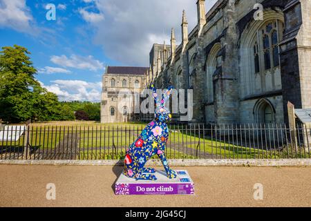 „Flora & The Midnight Garden“, eine Skulptur von Marnie Maurri in den Hasen des Hampshire Summer Public Art Trail von der Winchester Cathedral Stockfoto