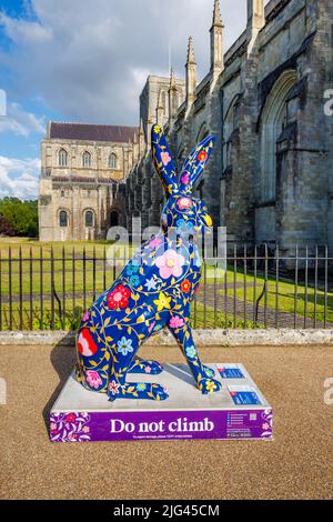 „Flora & The Midnight Garden“, eine Skulptur von Marnie Maurri in den Hasen des Hampshire Summer Public Art Trail von der Winchester Cathedral Stockfoto