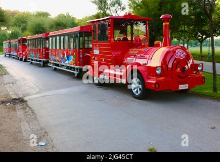 Geparkte rote Touristenzüge am frühen Morgen Magdalena Peninsular Santander Cantabria Spanien Stockfoto