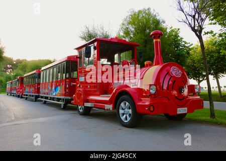 Geparkte rote Touristenzüge am frühen Morgen Magdalena Peninsular Santander Cantabria Spanien Stockfoto